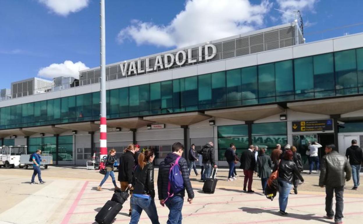Viajeros a la llegada al aeropuerto de Valladolid, situado en la base de Villanubla. 