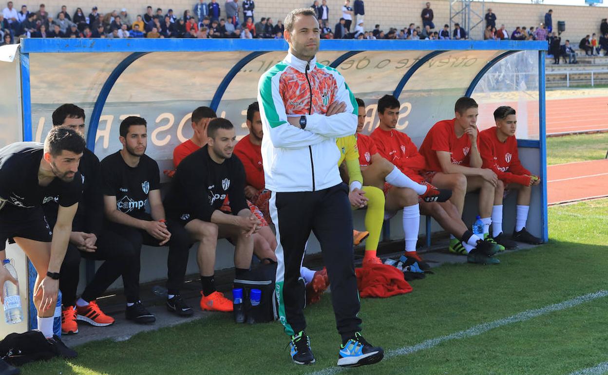 Ángel Sánchez, en el derbi de la pasada temporada en Las Pistas ante Unionistas.