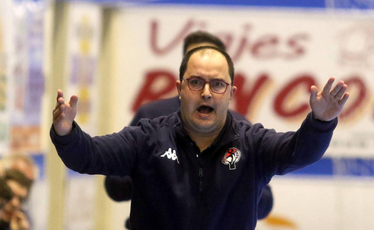 El técnico Dani Gordo, durante un partido en Nava.