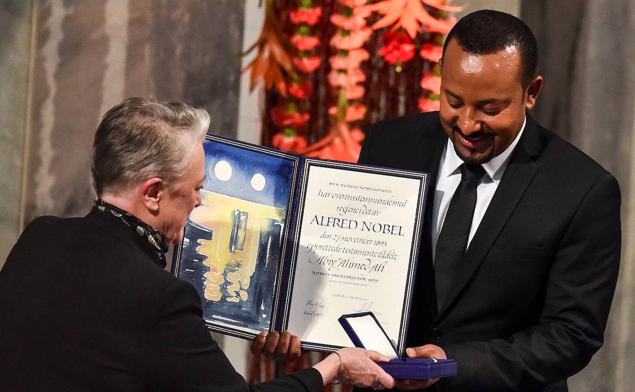 El primer ministro etíope, Abiy Ahmed, recoge el premio Nobel de la Paz.