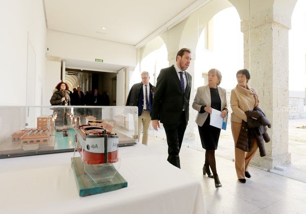 La presidenta de la Confederación Hidrográfica del Duero, Cristina Danés; el alcalde de Valladolid, Óscar Puente; y la delegada del Gobierno en Castilla y León, Mercedes Martín; entre otros, inauguran el acto para conmemorar el centenario de la reversión al Estado del Canal de Castilla. 