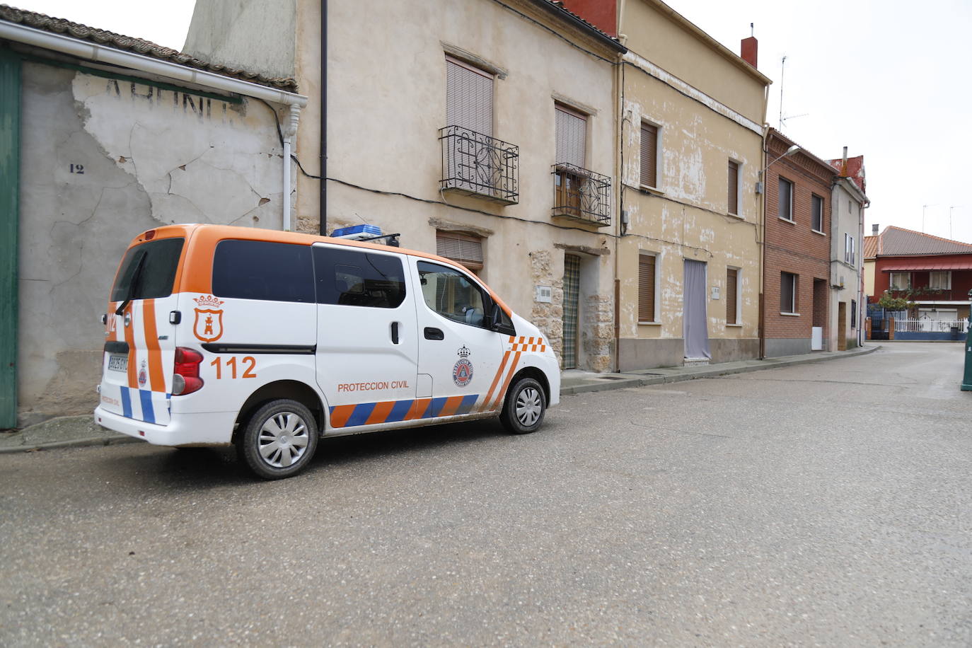 Varias patrullas, una ambulancia de apoyo y decenas de vecinos de Piñel de Abajo en busca del anciano de 82 años con alzhéimer desaparecido ayer martes