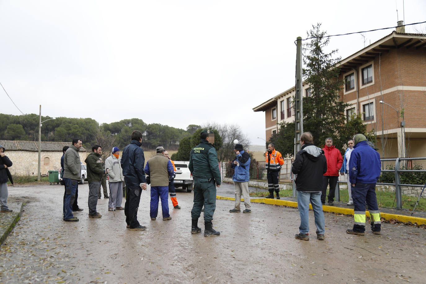 Varias patrullas, una ambulancia de apoyo y decenas de vecinos de Piñel de Abajo en busca del anciano de 82 años con alzhéimer desaparecido ayer martes