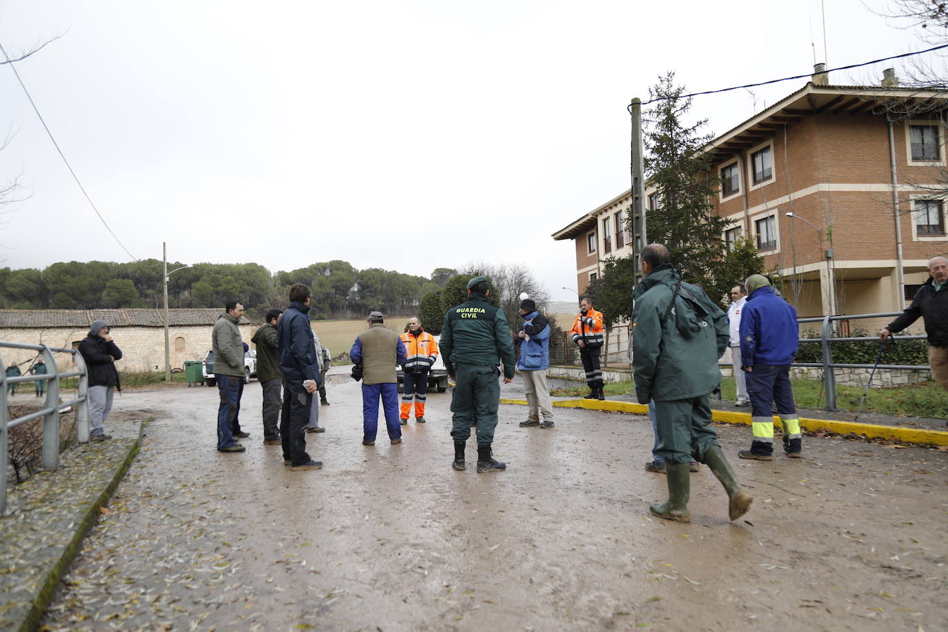 Varias patrullas, una ambulancia de apoyo y decenas de vecinos de Piñel de Abajo en busca del anciano de 82 años con alzhéimer desaparecido ayer martes