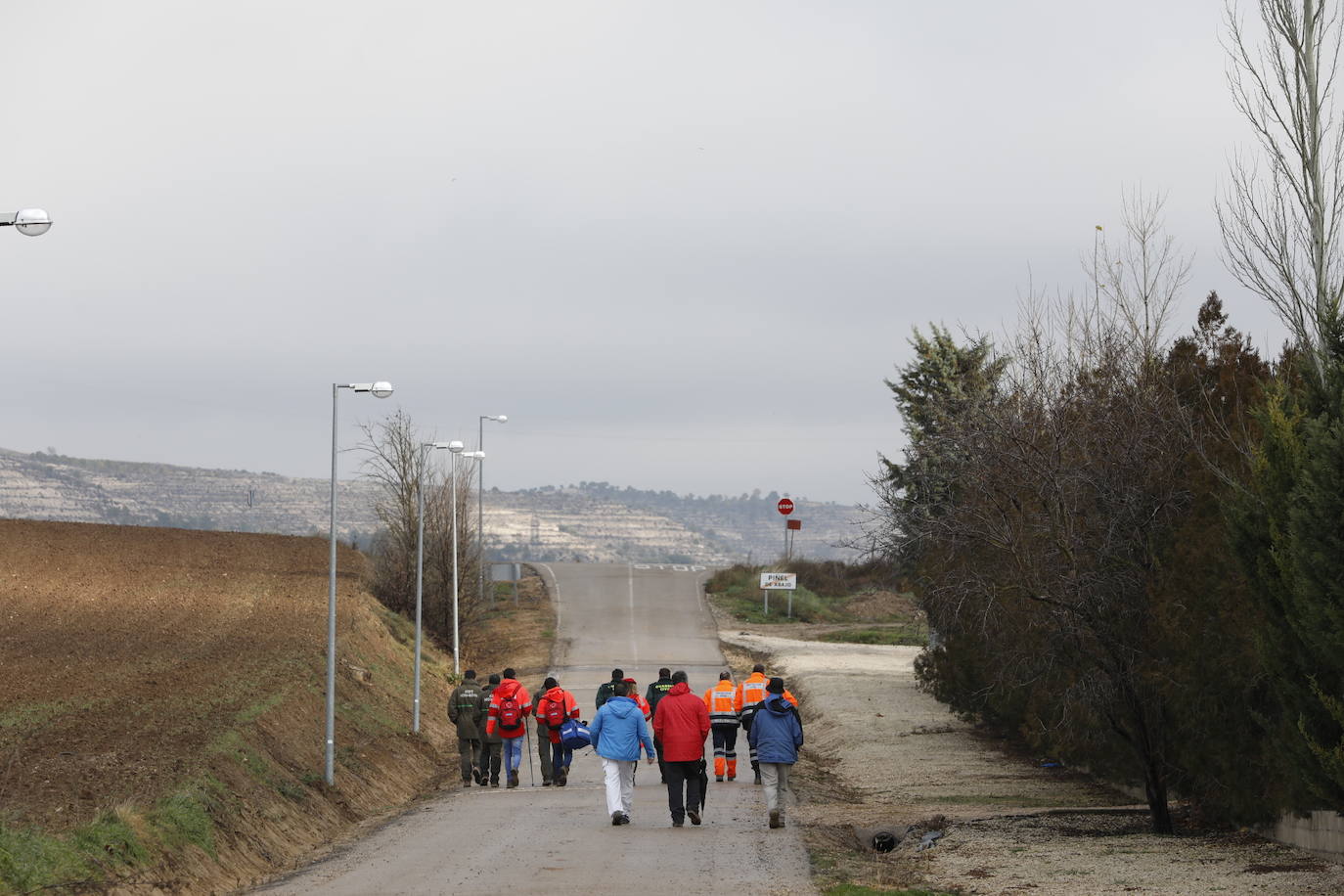 Varias patrullas, una ambulancia de apoyo y decenas de vecinos de Piñel de Abajo en busca del anciano de 82 años con alzhéimer desaparecido ayer martes