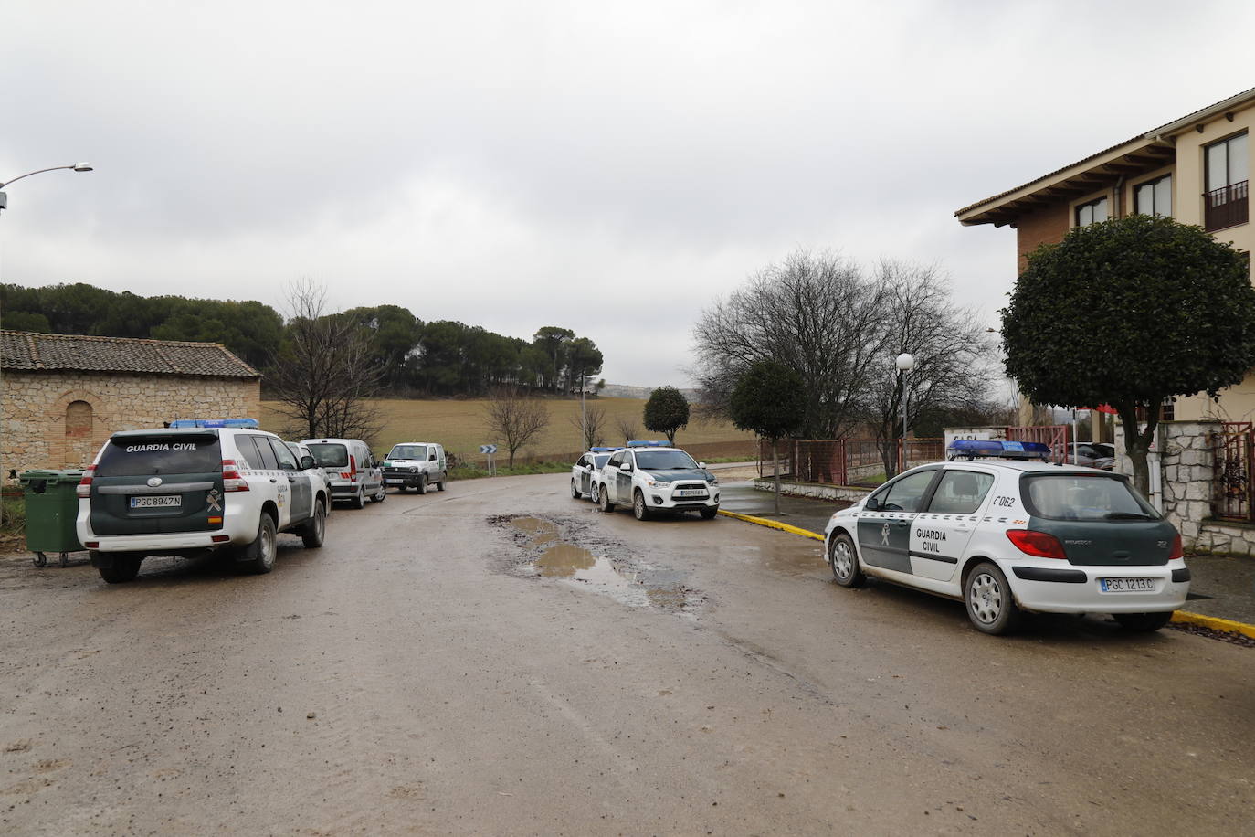 Varias patrullas, una ambulancia de apoyo y decenas de vecinos de Piñel de Abajo en busca del anciano de 82 años con alzhéimer desaparecido ayer martes