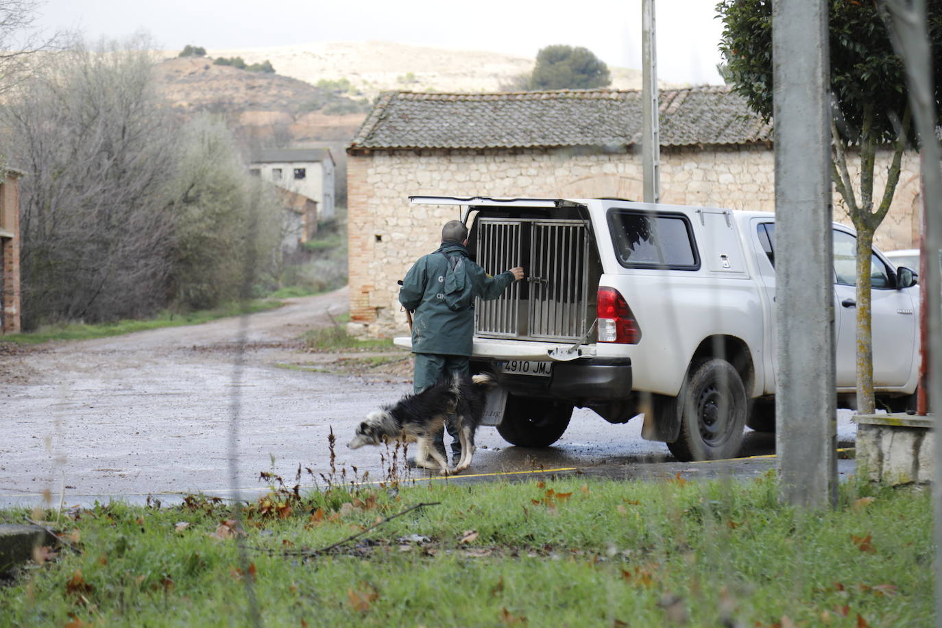 Varias patrullas, una ambulancia de apoyo y decenas de vecinos de Piñel de Abajo en busca del anciano de 82 años con alzhéimer desaparecido ayer martes