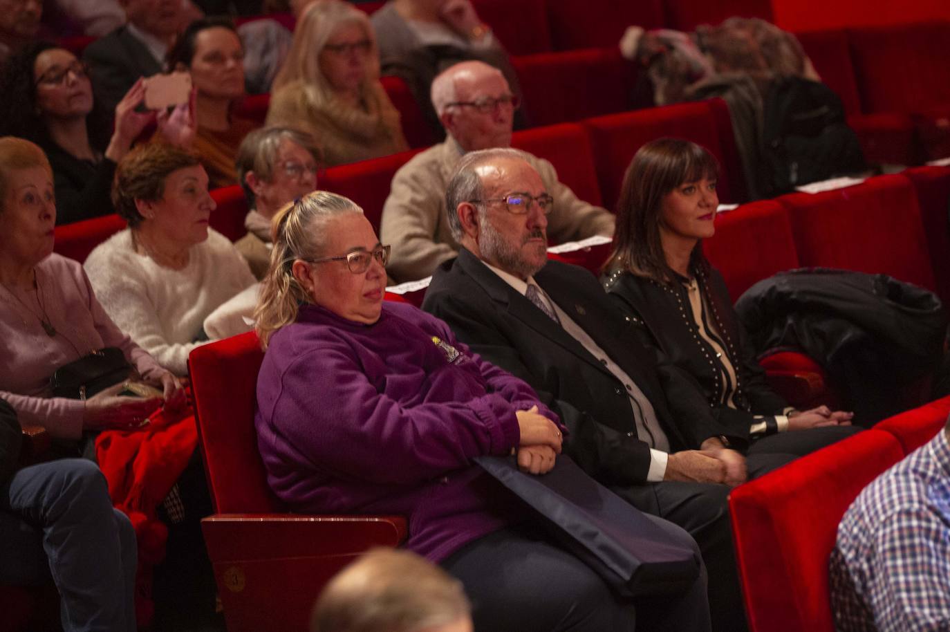 El Teatro Zorrilla ha inaugurado las fiestas navideñas con Joaquín Diaz como pregonero, y la presencia, entre otros, de la Asociación de belenistas o la Banda de Música de Pollos