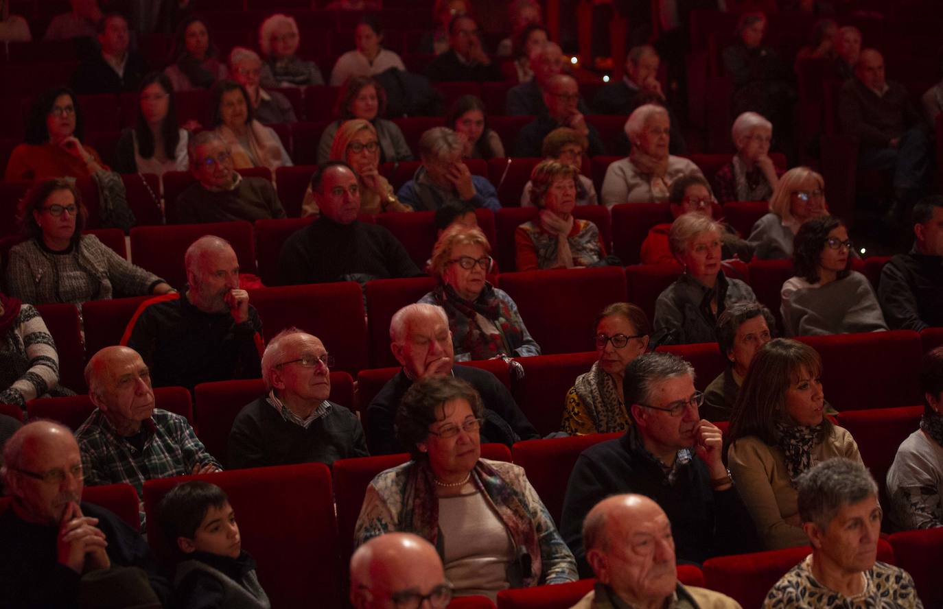 El Teatro Zorrilla ha inaugurado las fiestas navideñas con Joaquín Diaz como pregonero, y la presencia, entre otros, de la Asociación de belenistas o la Banda de Música de Pollos