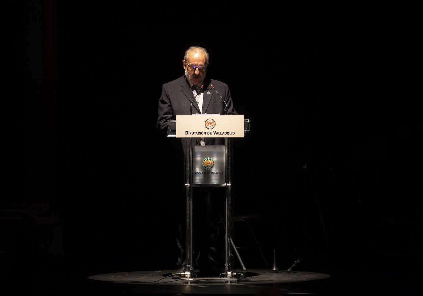 El Teatro Zorrilla ha inaugurado las fiestas navideñas con Joaquín Diaz como pregonero, y la presencia, entre otros, de la Asociación de belenistas o la Banda de Música de Pollos