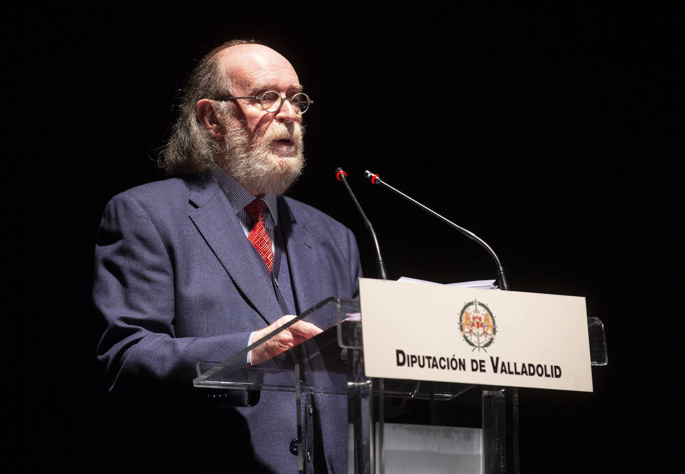 El Teatro Zorrilla ha inaugurado las fiestas navideñas con Joaquín Diaz como pregonero, y la presencia, entre otros, de la Asociación de belenistas o la Banda de Música de Pollos