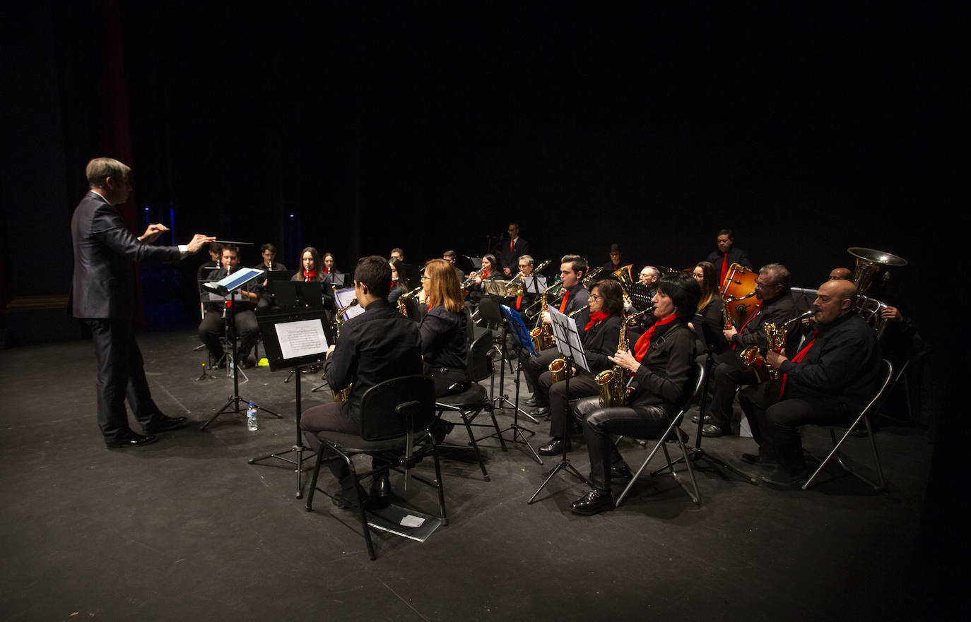 El Teatro Zorrilla ha inaugurado las fiestas navideñas con Joaquín Diaz como pregonero, y la presencia, entre otros, de la Asociación de belenistas o la Banda de Música de Pollos