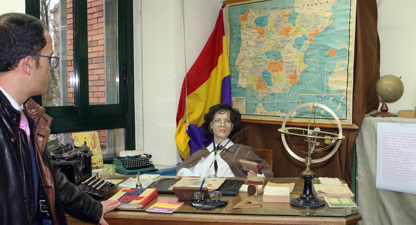 Exposicion 90 años de Escuela Pública en el Diego de Colmenares 
