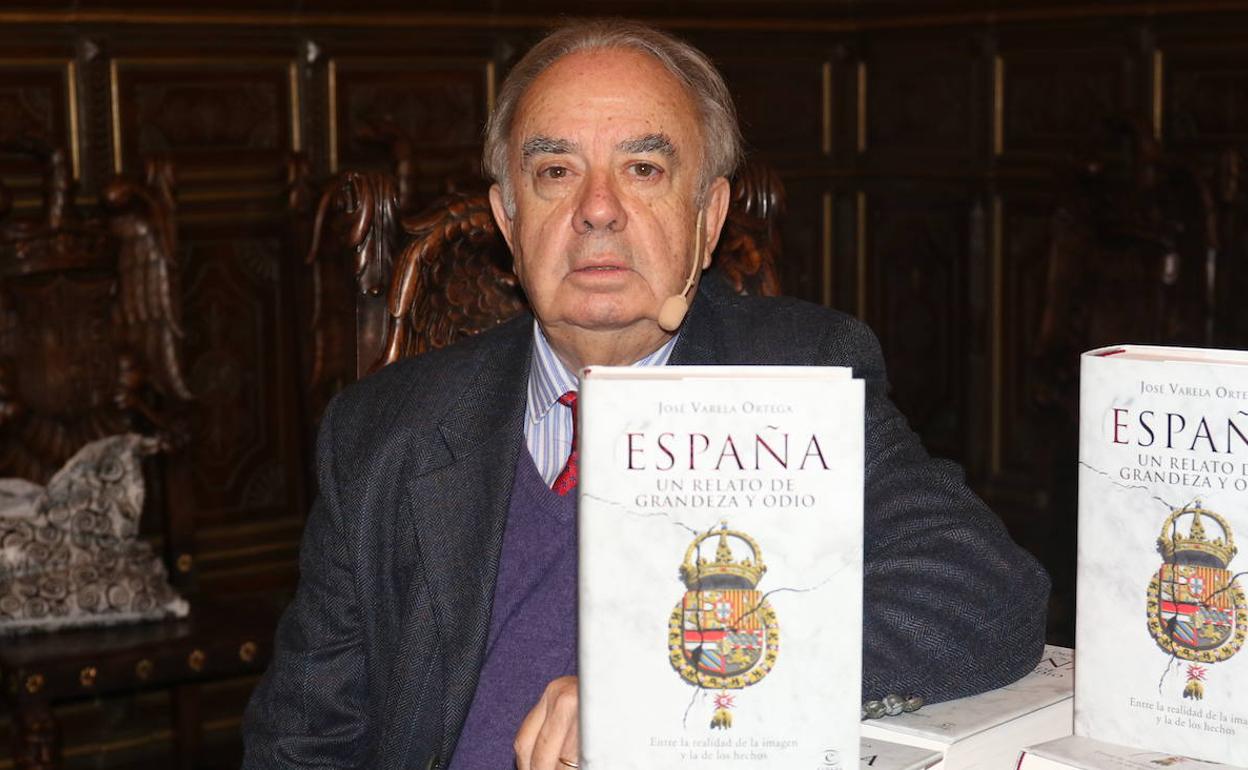 José Varela Ortega posa con su libro. 