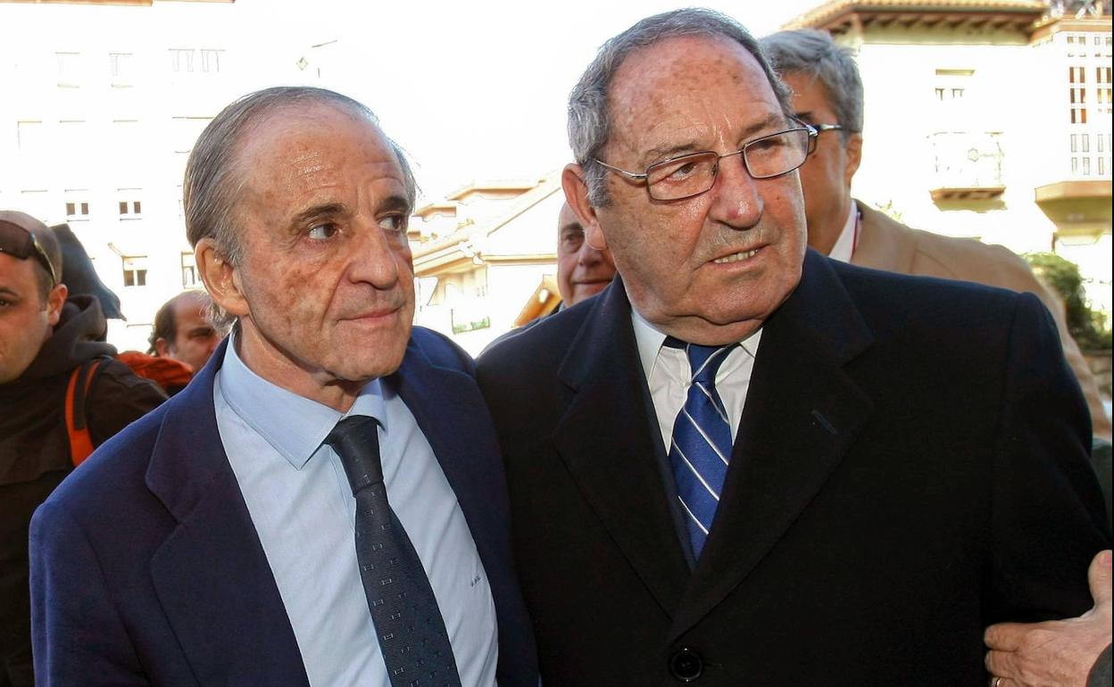 Paco Gento, con el periodista José María García, en 2012.