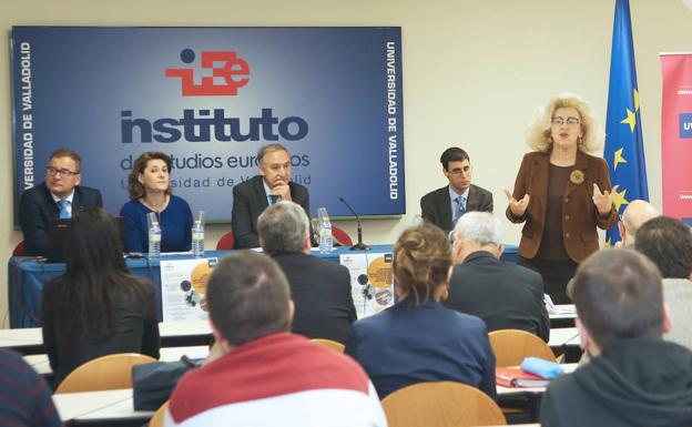 Marzenna Adamczy, embajadora polaca, durante su intervención. Al fondo, Ivan Jancarek, Grabriela Dancau, el rector, Antonio Largo, y David Elek. 