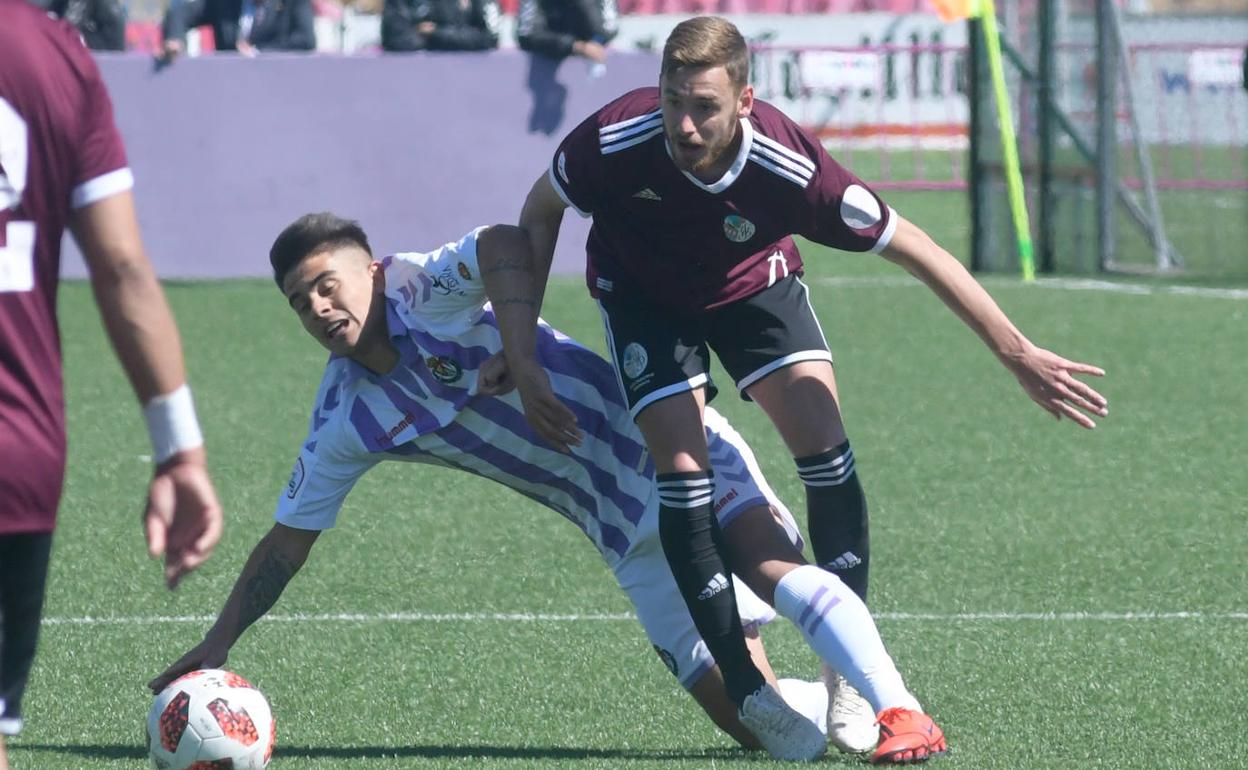 Sergio Molina pugna por un balón con un jugador del Valladolid B. 