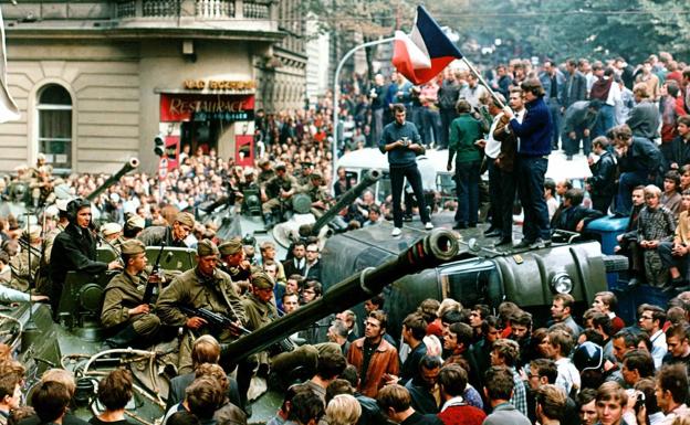 Manifestantes checoslovacos rodean tanques soviéticos durante la primavera de Praga de 1968. 