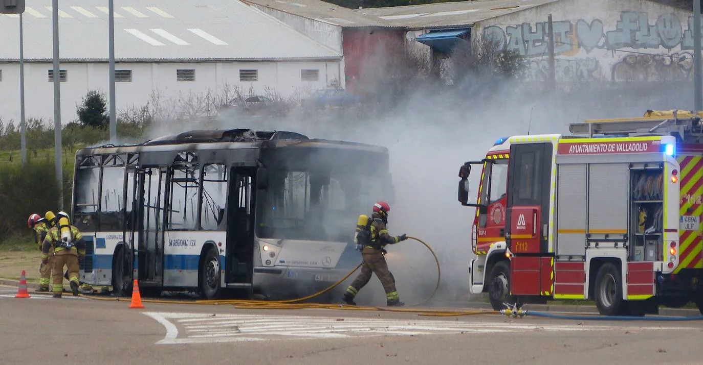 Los Bomberos de Valladolid han apagado las llamas que han devorado el autobús en las inmediaciones del estadio José Zorrila de Valladolid.