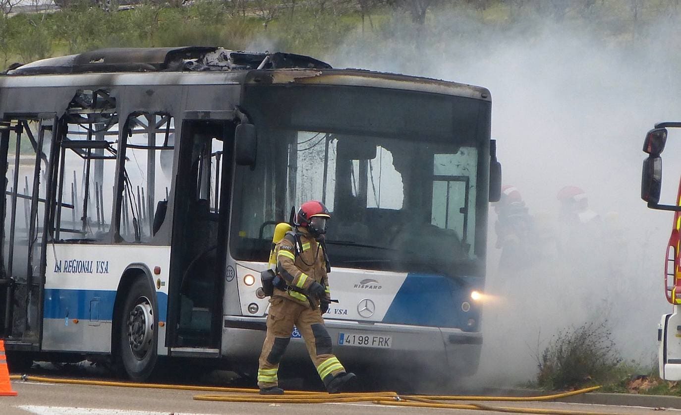 Los Bomberos de Valladolid han apagado las llamas que han devorado el autobús en las inmediaciones del estadio José Zorrila de Valladolid.