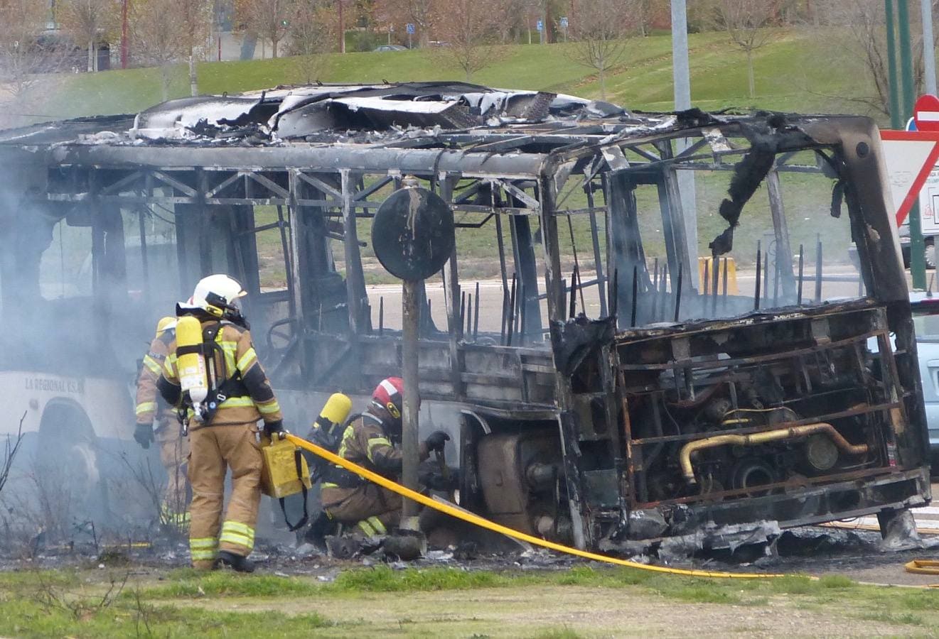 Los Bomberos de Valladolid han apagado las llamas que han devorado el autobús en las inmediaciones del estadio José Zorrila de Valladolid.