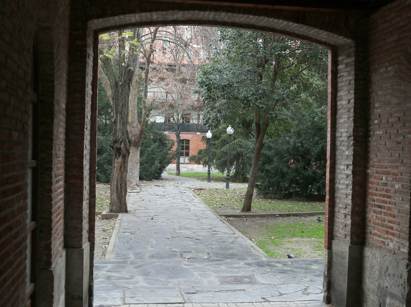 Tras once meses de obras, las viviendas de la plaza del Viejo Coso de Valladolid ya cuentan con ascensores para sus vecinos. 