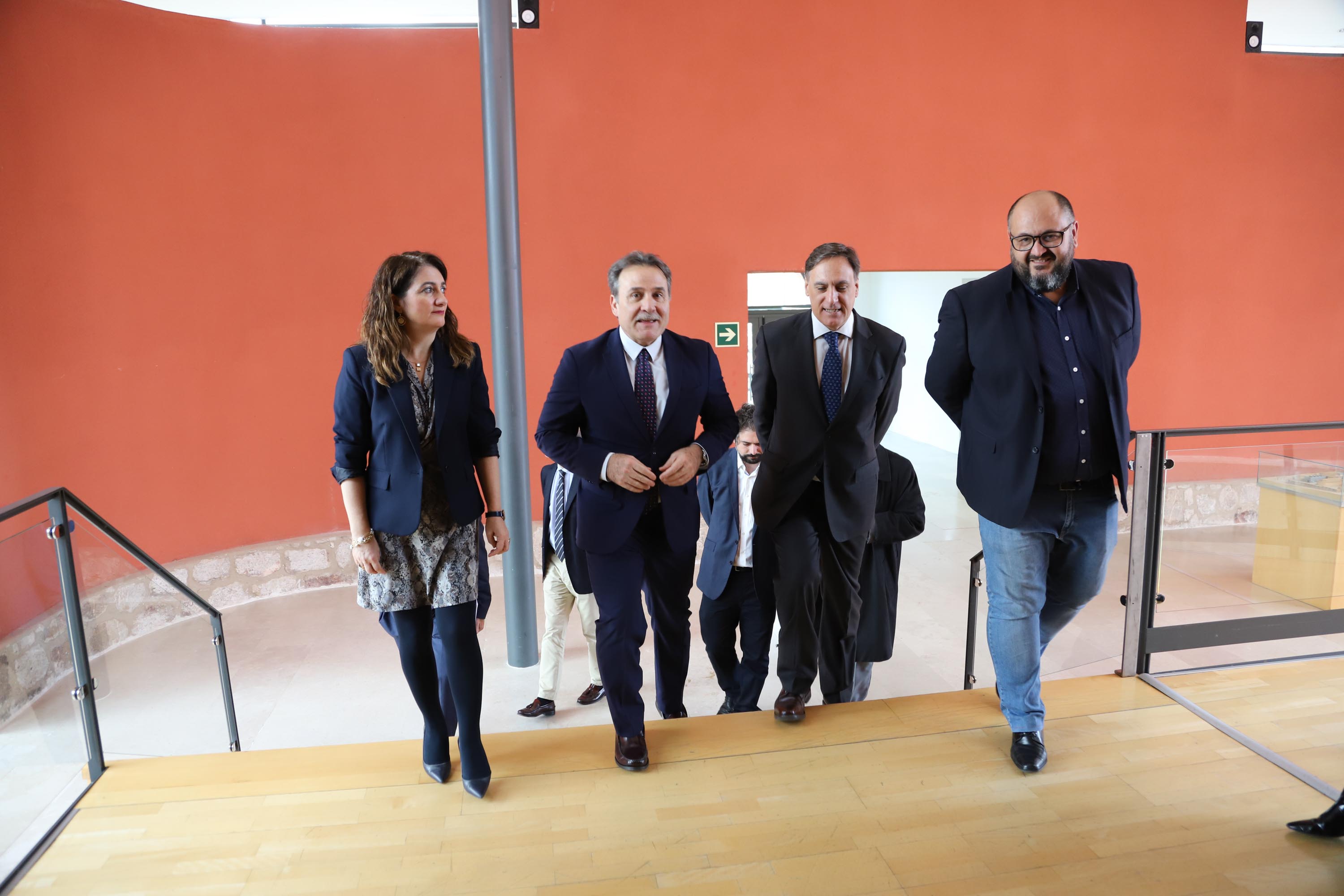 El embajador de Cuba visita la muestra de arte caribeño 'Un viaje de ida y vuelta' en el DA2 de Salamanca 