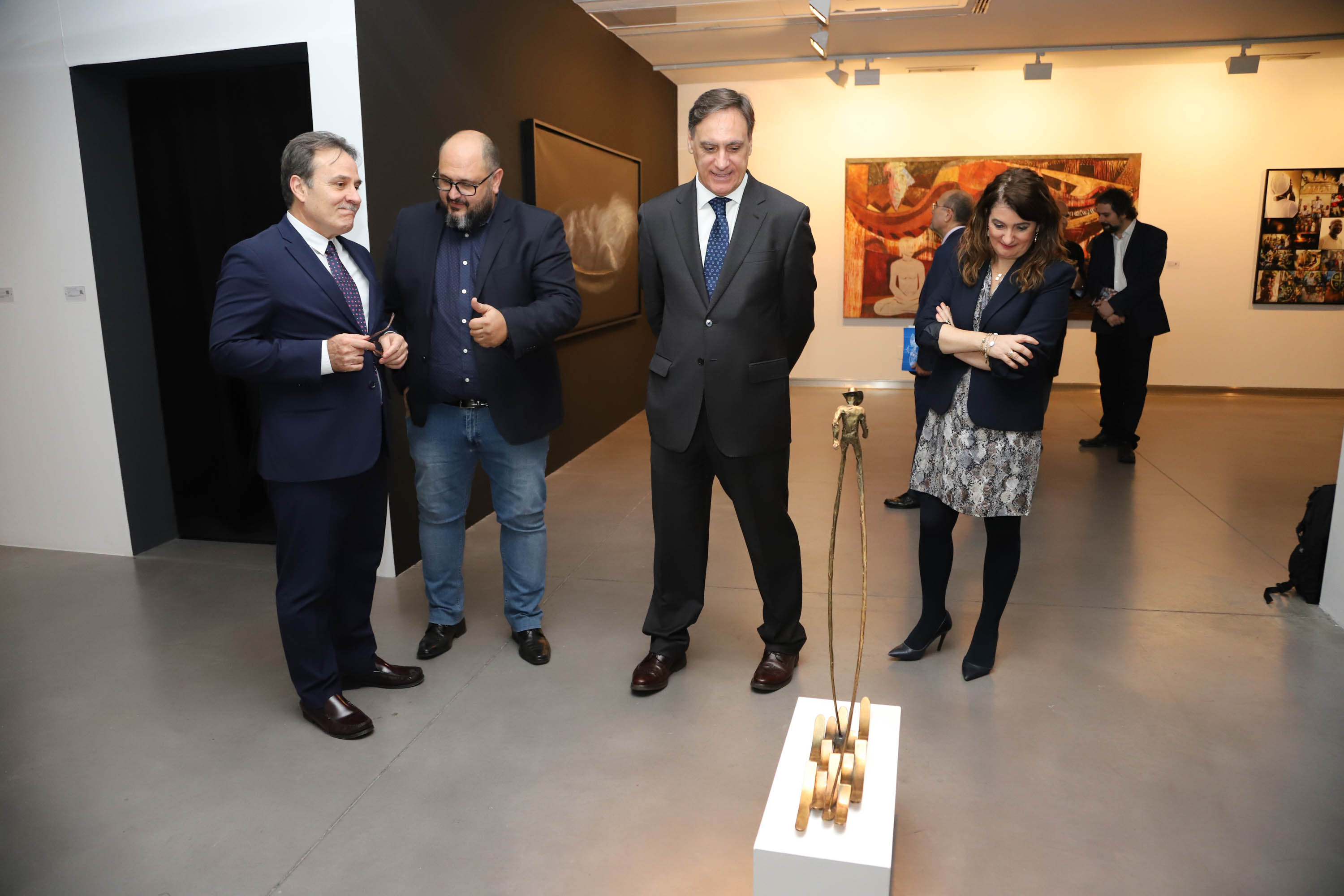 El embajador de Cuba visita la muestra de arte caribeño 'Un viaje de ida y vuelta' en el DA2 de Salamanca 