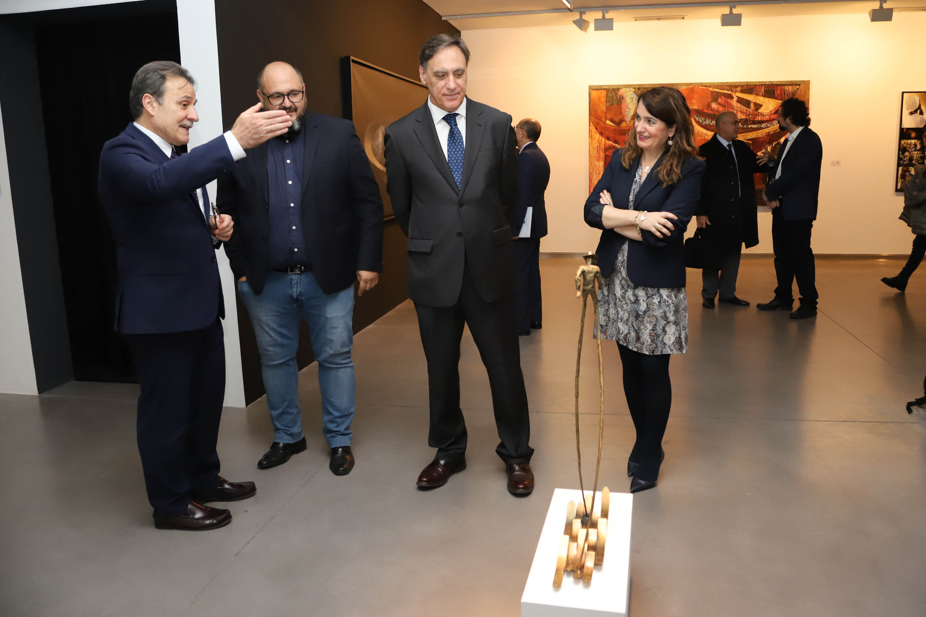 El embajador de Cuba visita la muestra de arte caribeño 'Un viaje de ida y vuelta' en el DA2 de Salamanca 