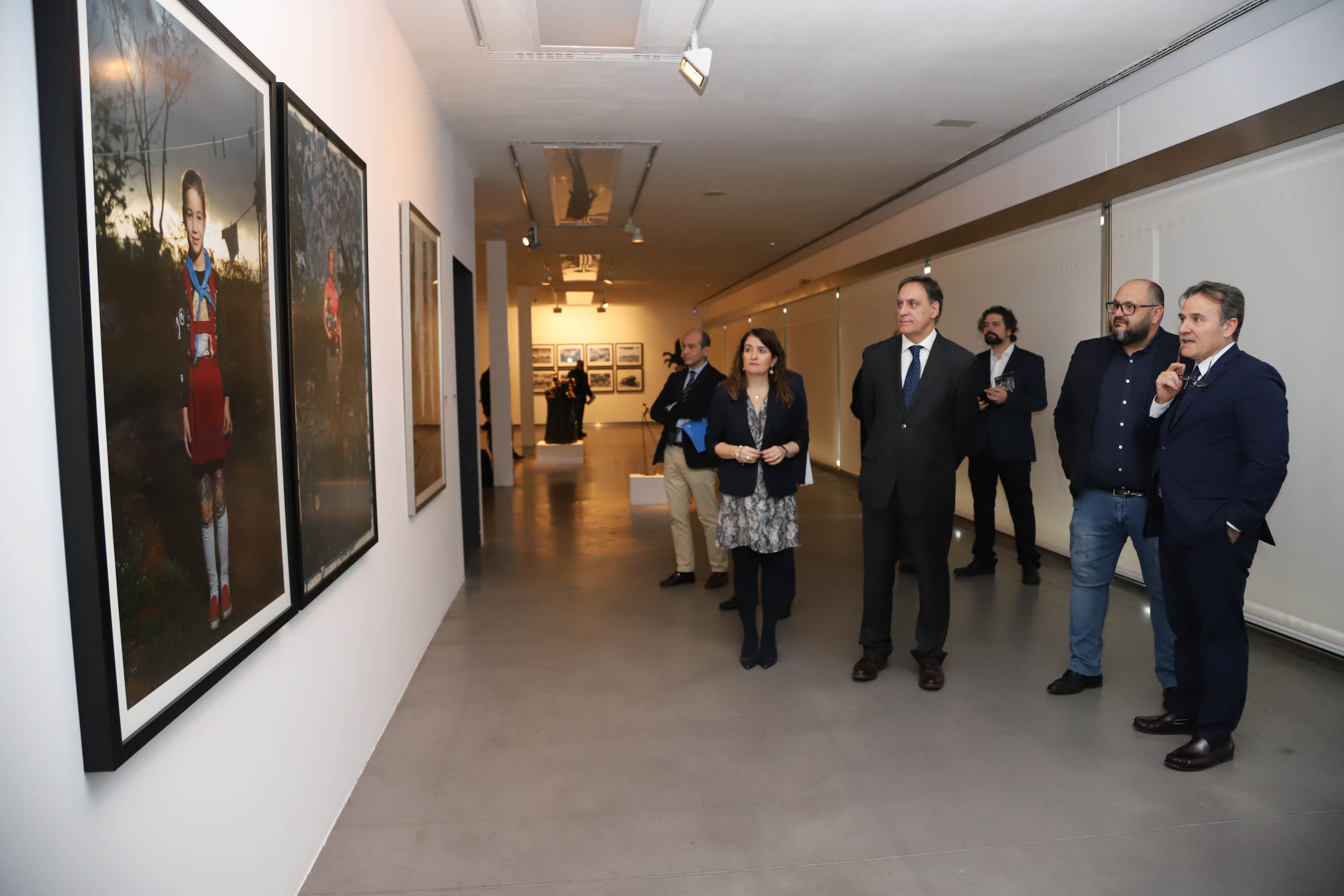 El embajador de Cuba visita la muestra de arte caribeño 'Un viaje de ida y vuelta' en el DA2 de Salamanca 