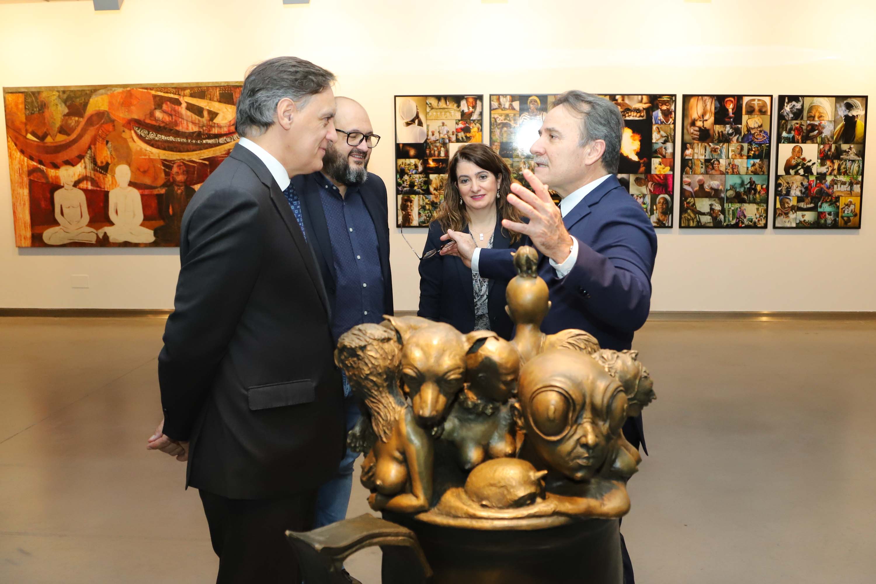 El embajador de Cuba visita la muestra de arte caribeño 'Un viaje de ida y vuelta' en el DA2 de Salamanca 