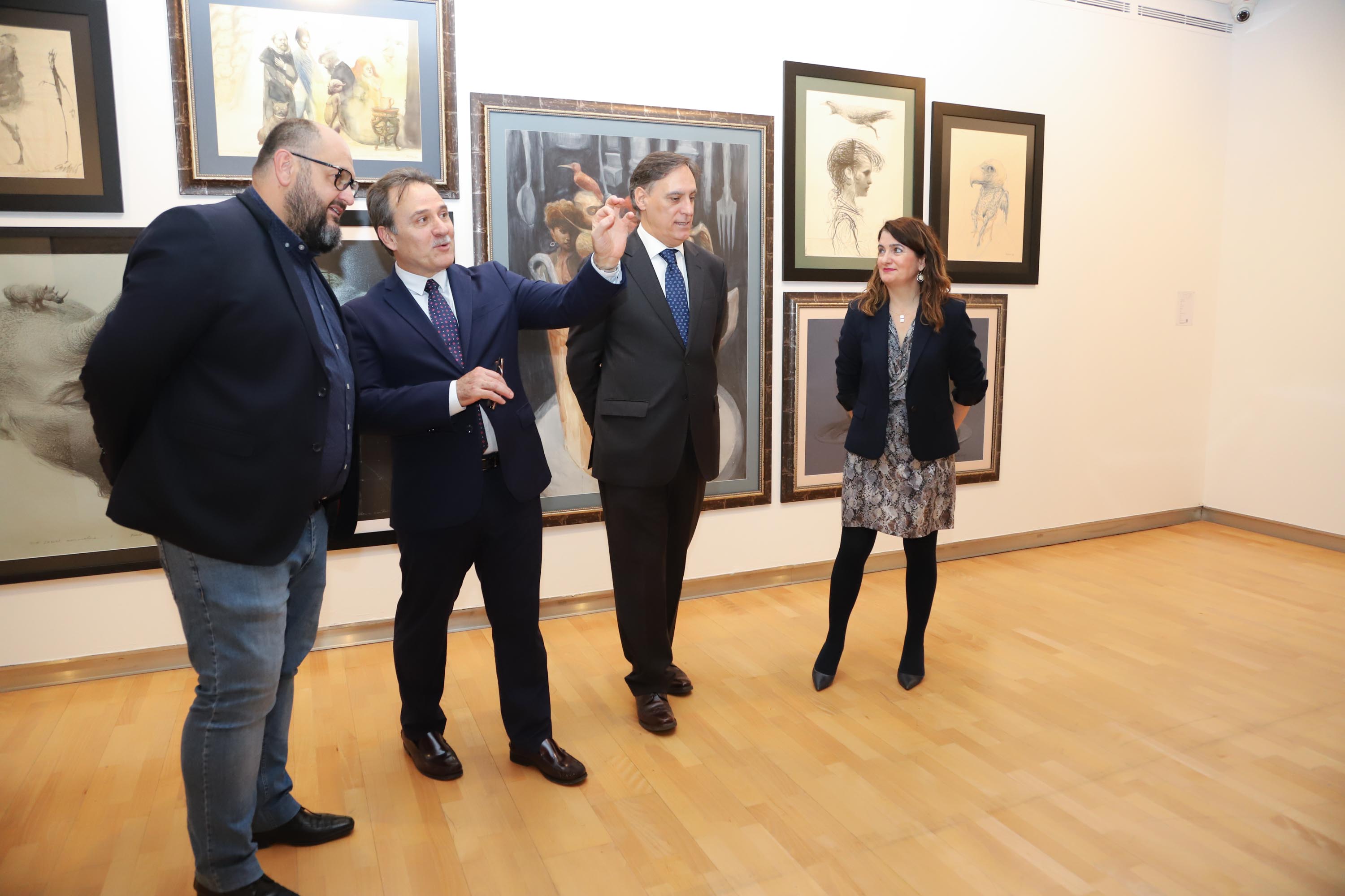 El embajador de Cuba visita la muestra de arte caribeño 'Un viaje de ida y vuelta' en el DA2 de Salamanca 