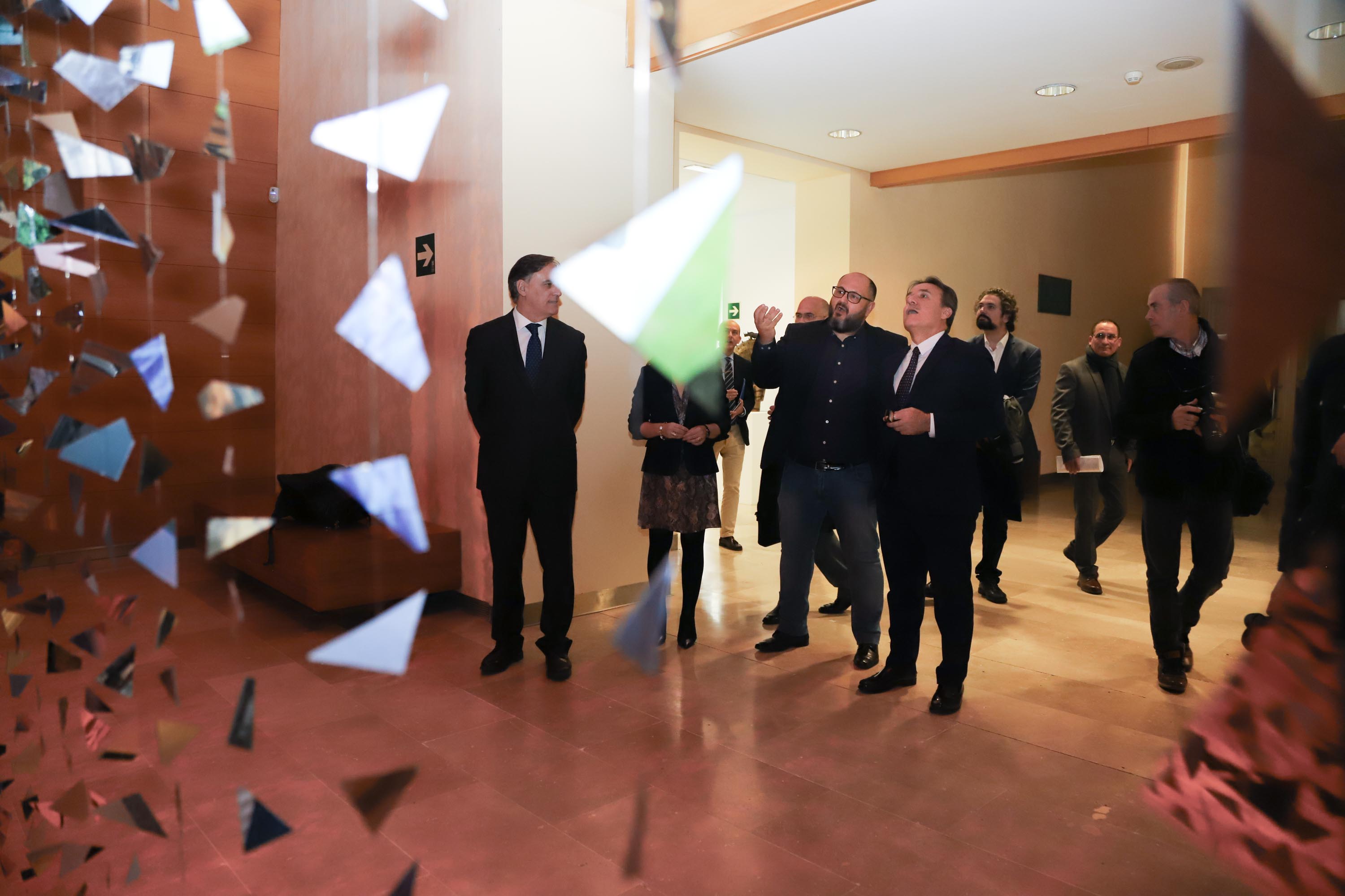 El embajador de Cuba visita la muestra de arte caribeño 'Un viaje de ida y vuelta' en el DA2 de Salamanca 