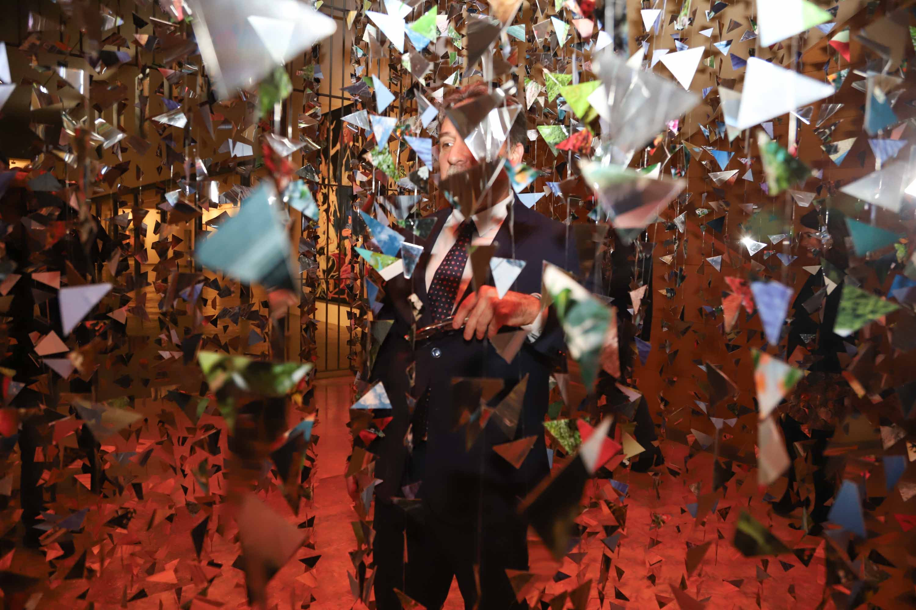 El embajador de Cuba visita la muestra de arte caribeño 'Un viaje de ida y vuelta' en el DA2 de Salamanca 