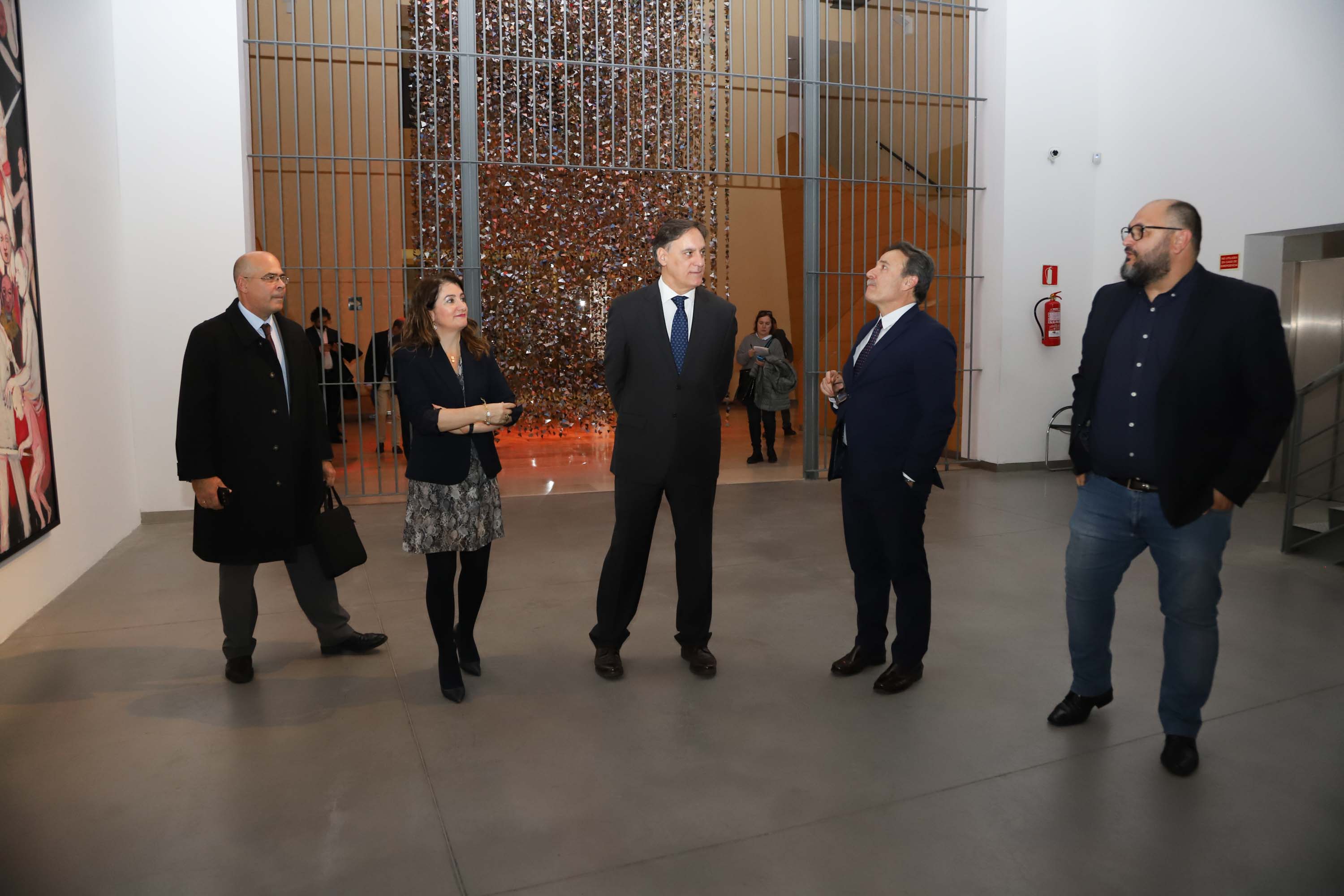 El embajador de Cuba visita la muestra de arte caribeño 'Un viaje de ida y vuelta' en el DA2 de Salamanca 