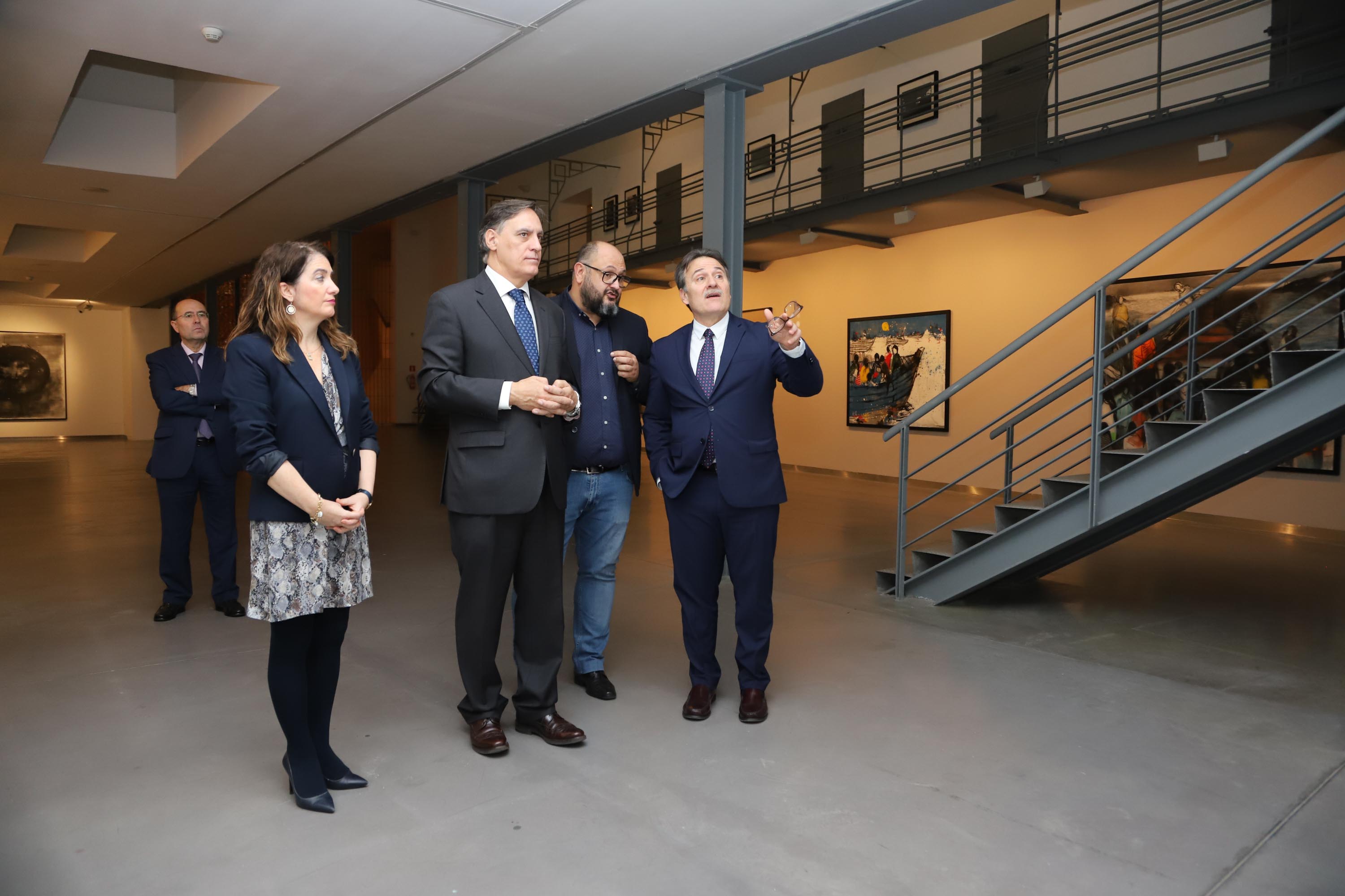 El embajador de Cuba visita la muestra de arte caribeño 'Un viaje de ida y vuelta' en el DA2 de Salamanca 