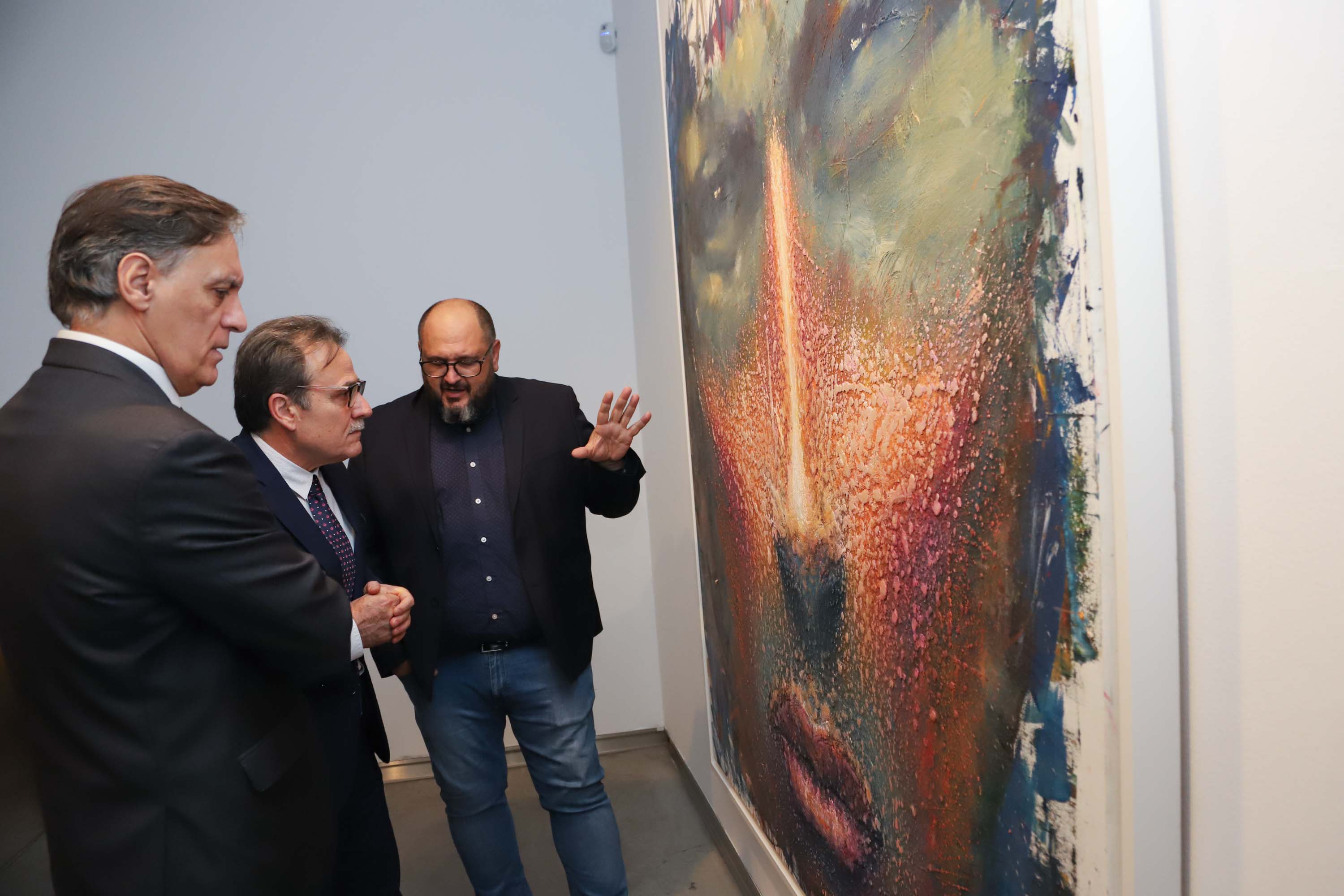 El embajador de Cuba visita la muestra de arte caribeño 'Un viaje de ida y vuelta' en el DA2 de Salamanca 