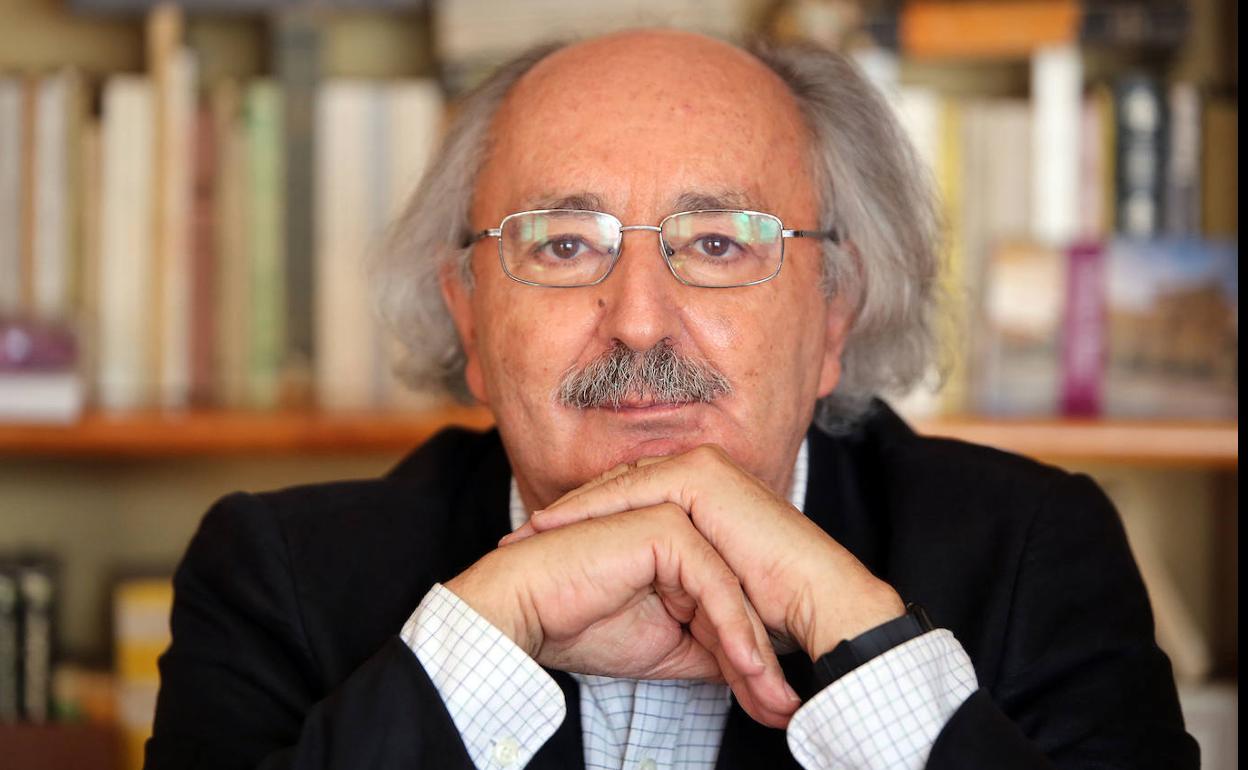 El poeta leónes Antonio Colinas en su casa de La Bañeza, en León.