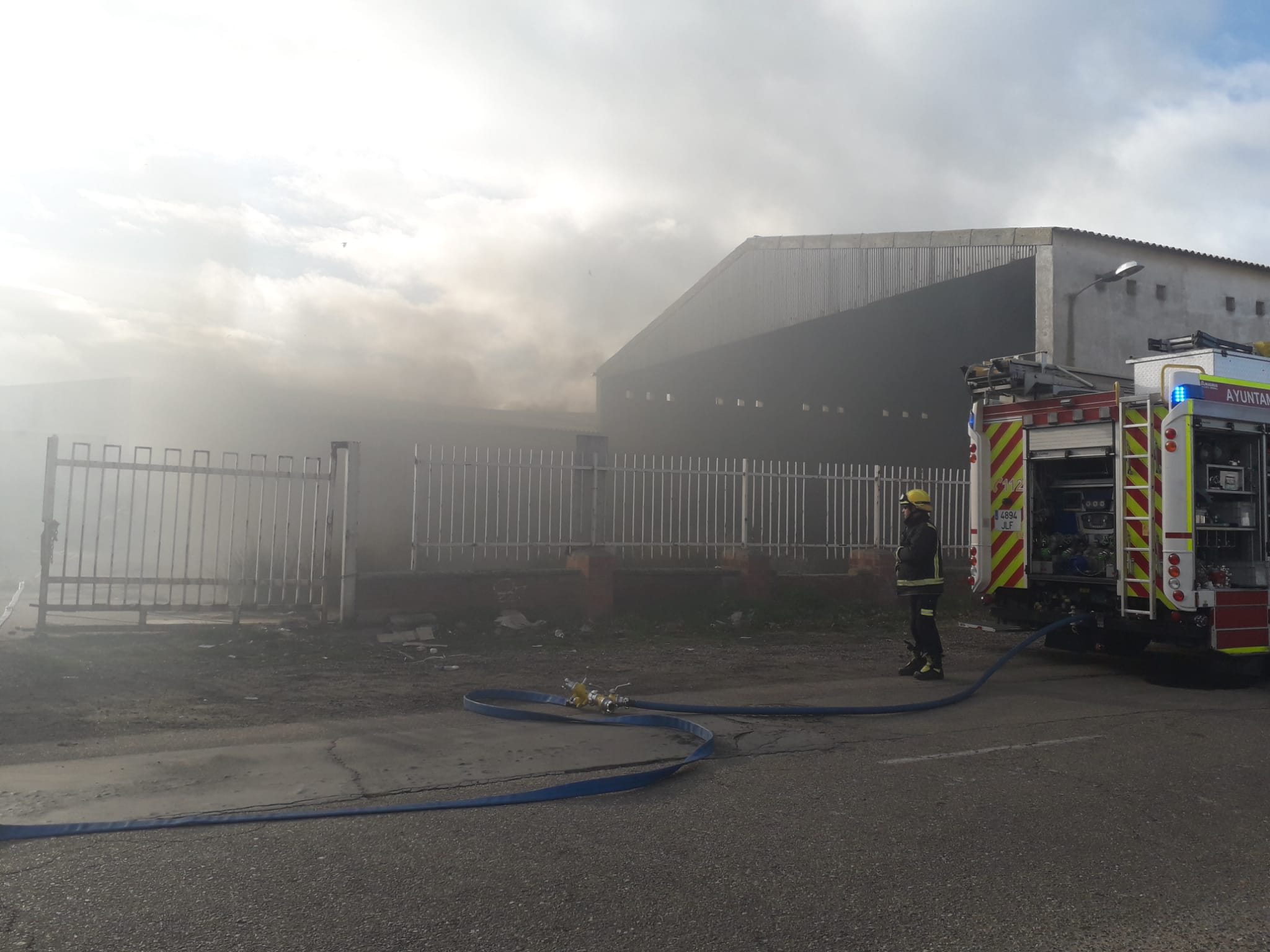 El fuego se ha originado en una nave de la calle Costa, perpendicular al Camino Viejo de Simancas. 