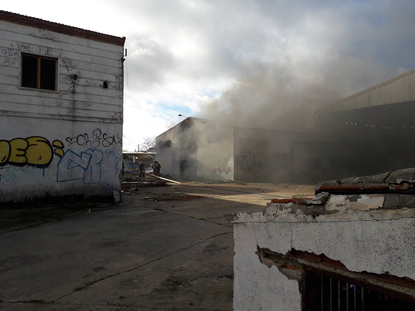 El fuego se ha originado en una nave de la calle Costa, perpendicular al Camino Viejo de Simancas. 