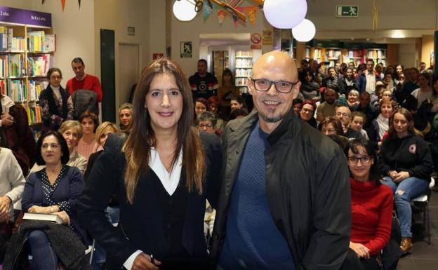 Dolores Redondo y César Pérez Gellida, ayer en la Casa del Libro, en Valladolid.