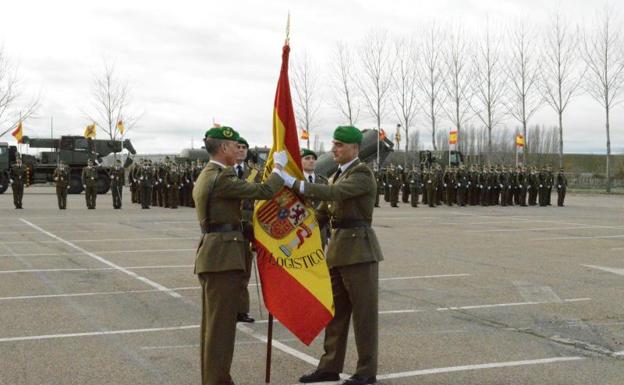 El coronel Eduardo de Cobos entrega la bandera a su sucesor Alberto Núñez. 