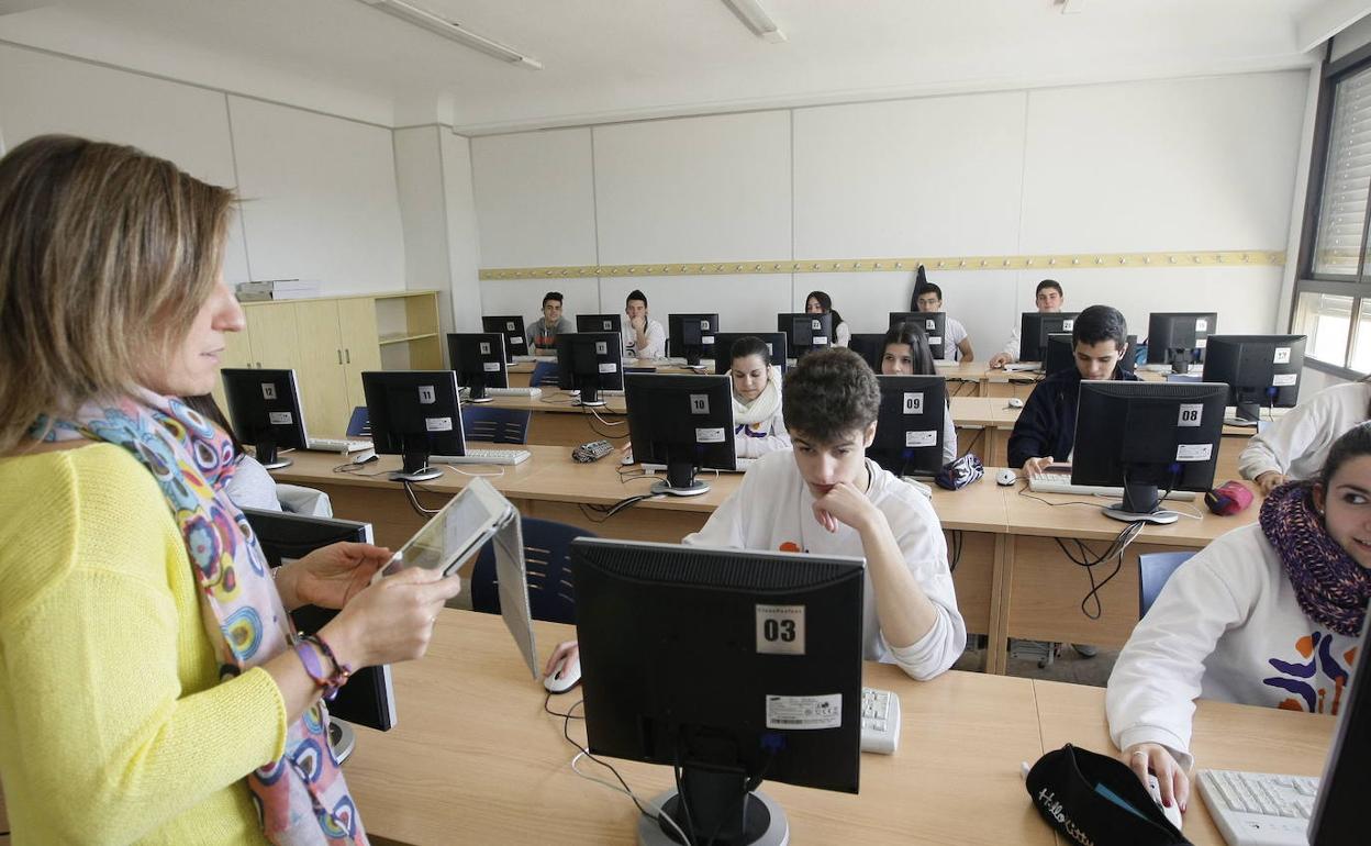 Alumnos en una clase de informática en un centro de la provincia.