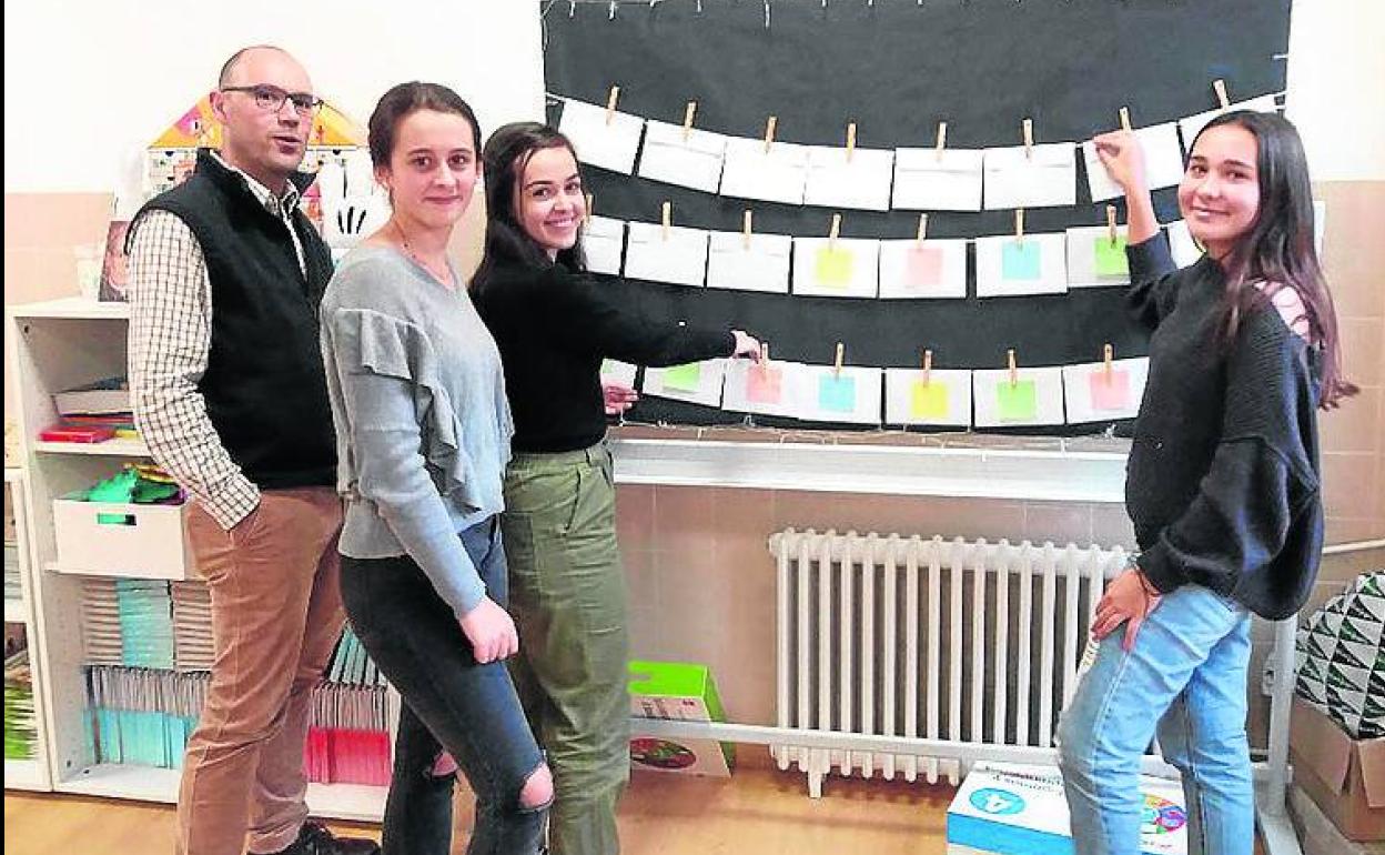 Las integrantes del equipo finalista, con su profesor. 