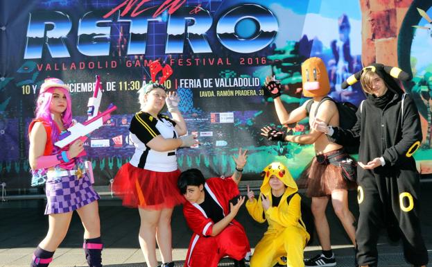 Participantes con disfraces de 'cosplay' para la cuarta edición del New & Retro Valladolid Game Festival en la Feria de Muestras de Valladolid.