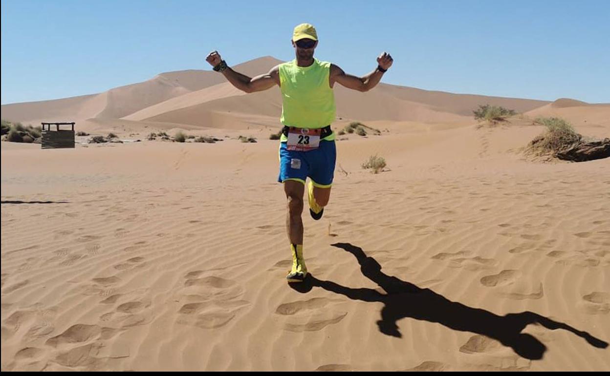 Luis Alonso levanta los brazos al término de la última etapa.