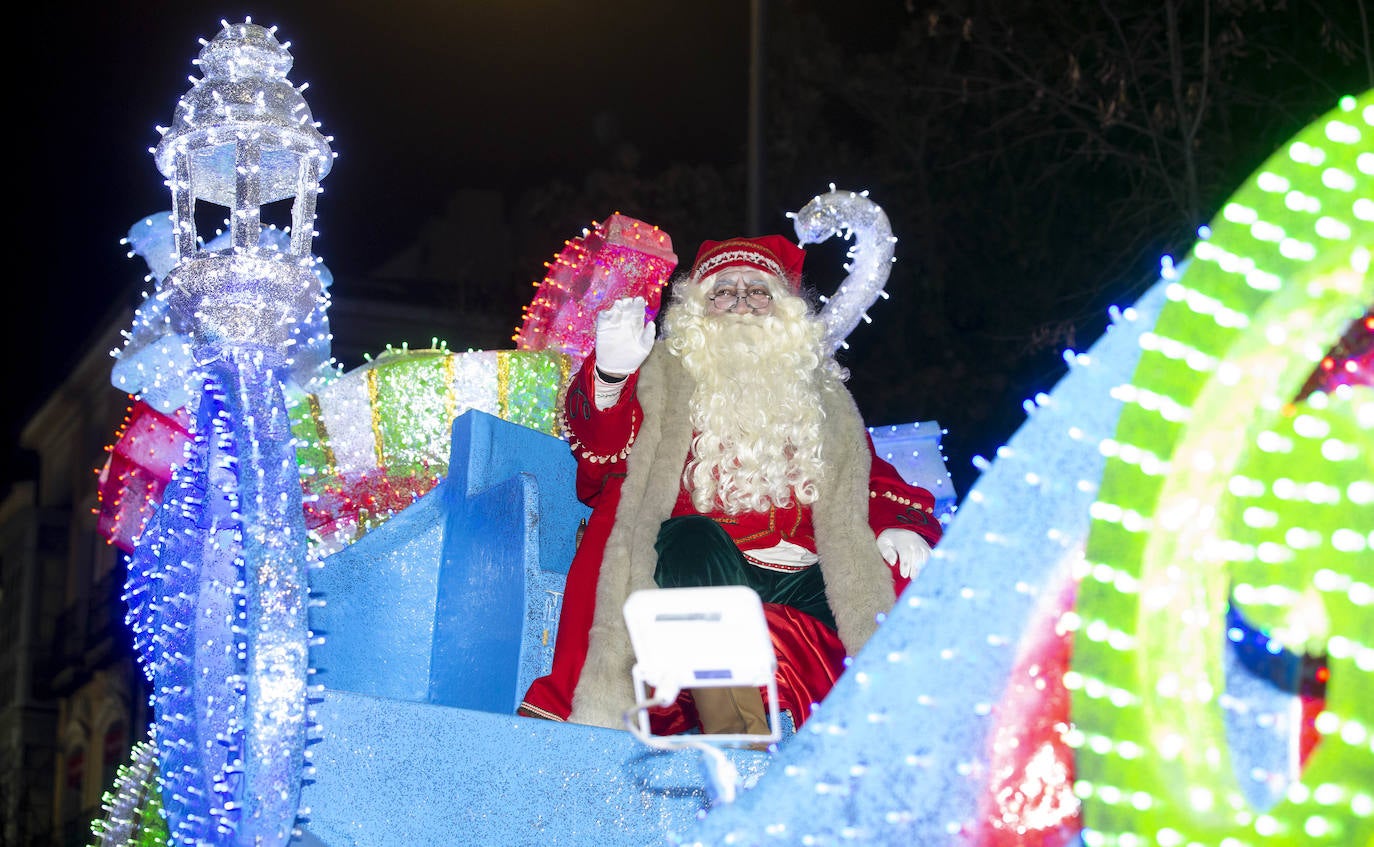 La Navidad se ha adelantado y Papá Noel ya recorre las calles de Valladolid. 
