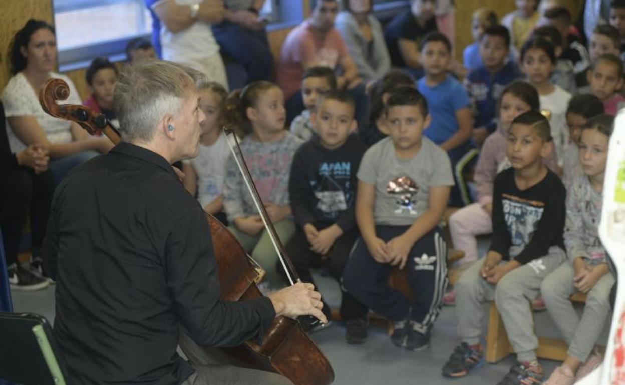 El violinista Alban Gerhardt, en el colegio Allúe Morer el pasado octubre. 