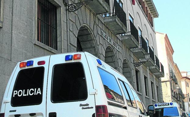 Furgones de Policía Nacional a la puerta de la Audiencia Provincial, en San Agustín. 