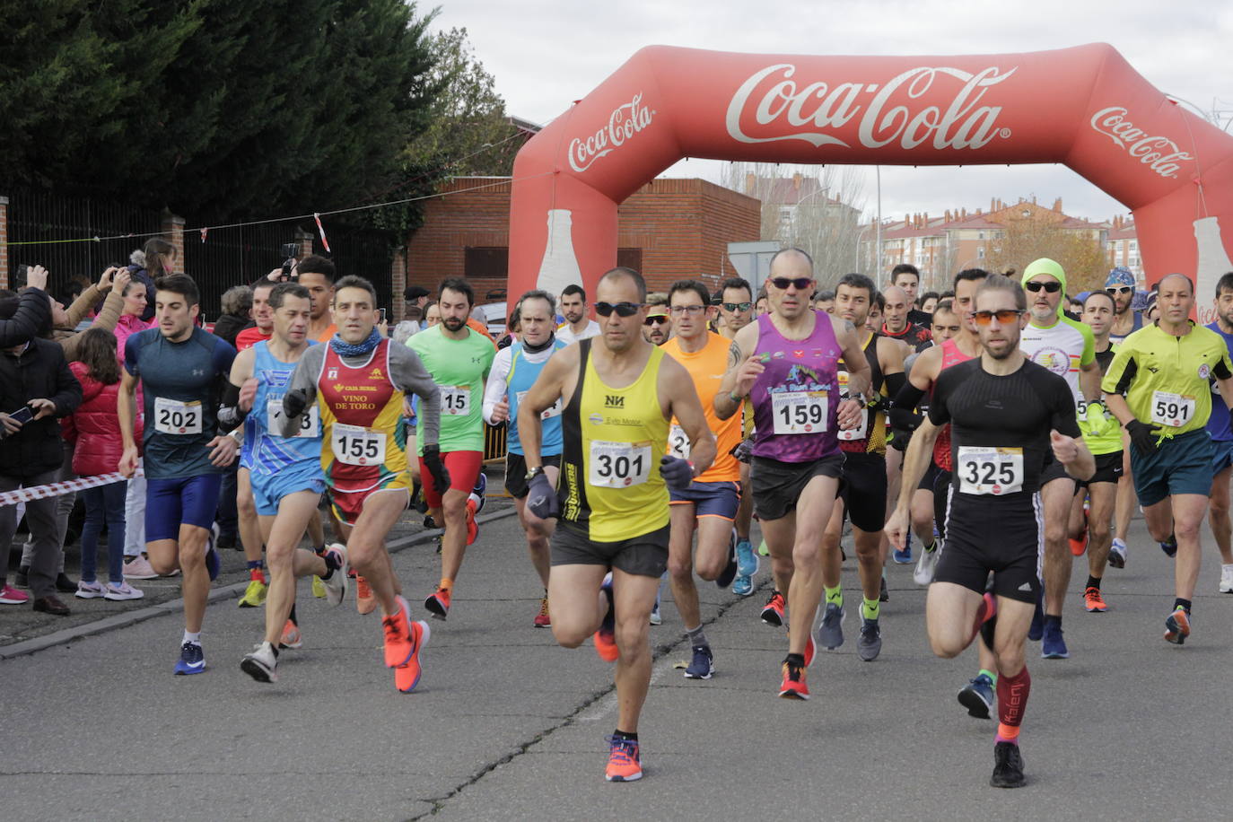 Corredores de toda la región han participado este domingo en la XXXVIII Carrera Pedestre Popular del Pavo de Laguna de Duero. El recorrido, de siete kilómetros, arrancó a las 10:30 horas desde las inmediaciones del polideportivo y discurrió por la avenida La Laguna, las calles Cea y Pisuerga y las Avenidas Juan de Austria y Las Salinas. 